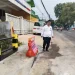 Kepala Dinas PUPR Kota Batu Alfi Nurhidayat saat meninjau finishing proyek pembangunan Jembatan Suropati. Foto: Azmy