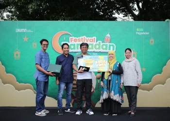 Nasabah Pegadaian Kanwil 12 Surabaya menerima emas. Foto/dok