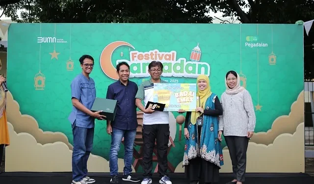 Nasabah Pegadaian Kanwil 12 Surabaya menerima emas. Foto/dok