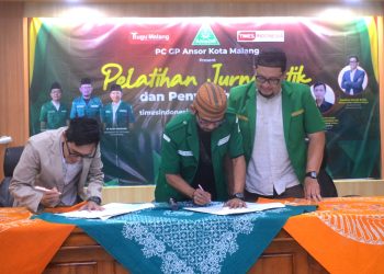 Proses penandatanganan dan pemberian CSR oleh Pemimpin Redaksi Yatimul Ainun, Ketua Ansor Kota Malang Sugiyanto dan Ketua BSA Kota Malang Irham Thoriq.