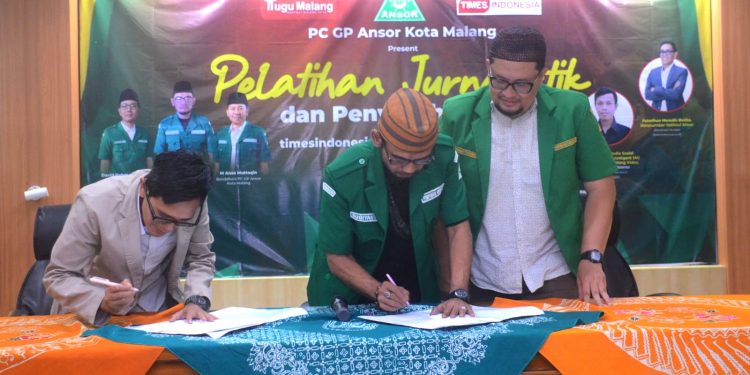 Proses penandatanganan dan pemberian CSR oleh Pemimpin Redaksi Yatimul Ainun, Ketua Ansor Kota Malang Sugiyanto dan Ketua BSA Kota Malang Irham Thoriq.