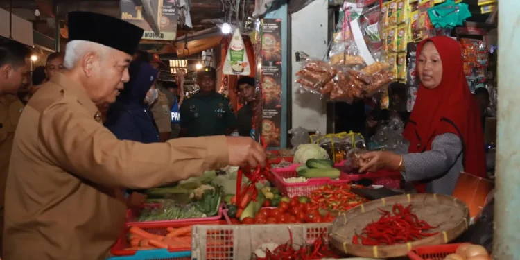 Bupati Malang melakukan sidak di Pasar Kepanjen, pastikan harga stabil. Foto: Pemkab Malang