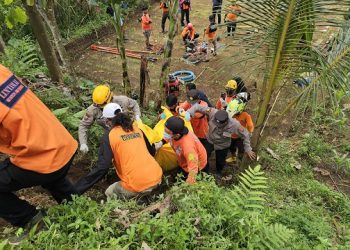 Petugas mengevakuasi jenazah lansia yang tewas tercebur sumur di Gondanglegi. Foto: Polsek Gondanglegi