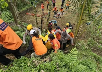 Petugas mengevakuasi jenazah lansia yang tewas tercebur sumur di Gondanglegi. Foto: Polsek Gondanglegi