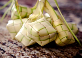 Tradisi kupatan yang menjadi salah satu tradisi unik di Malang dalam menyambut lebaran. /Foto: Pixabay.com/Ignartonosbg.