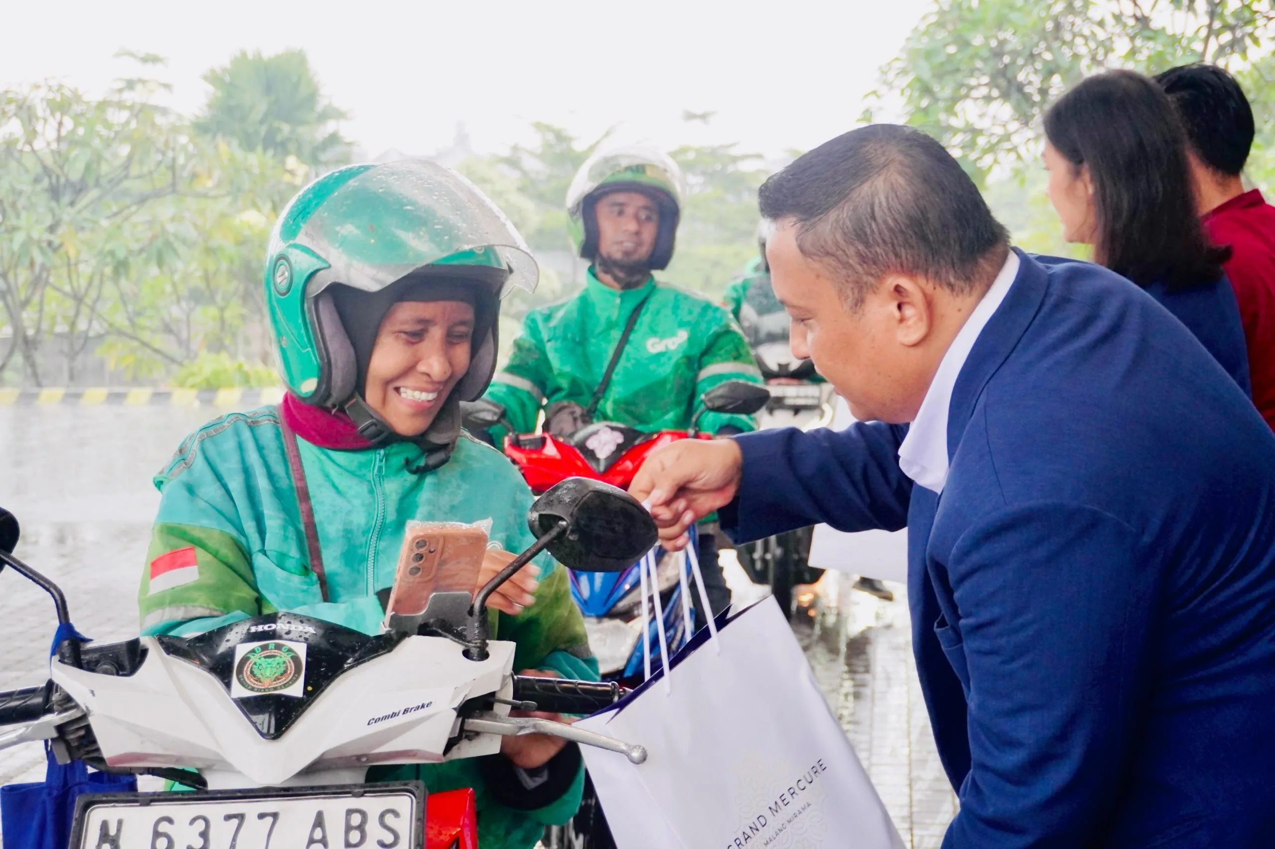 Momen berbagi takjil dan goodiebag yang digelar oleh Grand Mercure Malang Mirama (dok.)