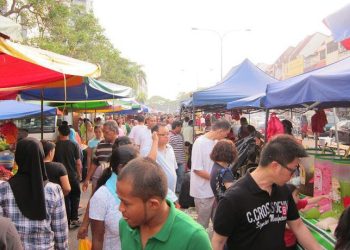 Ilustrasi warga berburu jajanan di bazar Ramadan. (Foto: Pinterest)