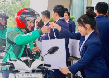 Momen berbagi takjil dan goodiebag yang digelar oleh Grand Mercure Malang Mirama. (Foto/dok.)