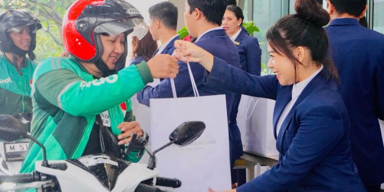 Momen berbagi takjil dan goodiebag yang digelar oleh Grand Mercure Malang Mirama. (Foto/dok.)