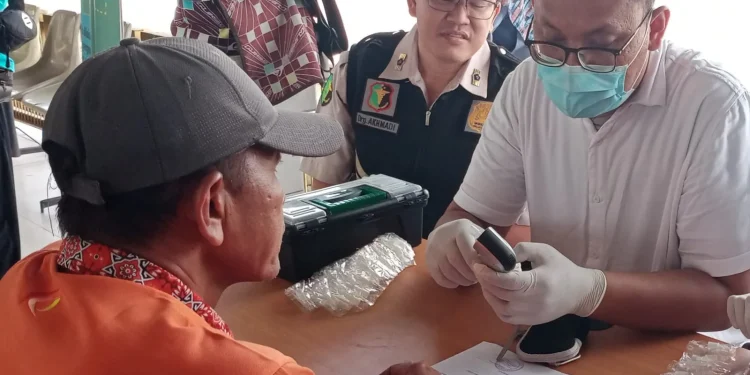 Sopir bus menjalani pemeriksaan di Terminal Arjosari. (Foto/M Sholeh)