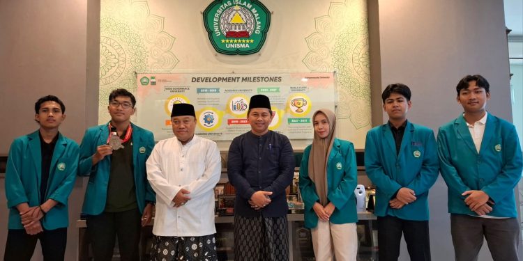 Rektor Unisma Prof Junaidi berfoto bersama 6 atlet taekwondo usai memborong medali di ajang Bela Negara Cup 2025 yang digelar oleh Kemenhan RI. Foto: Azmy