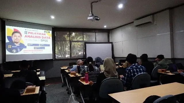 Mahasiswa melakukan simulasi analisis data penelitian menggunakan SPSS./Foto: Dok. Tim Pengabdian UB.