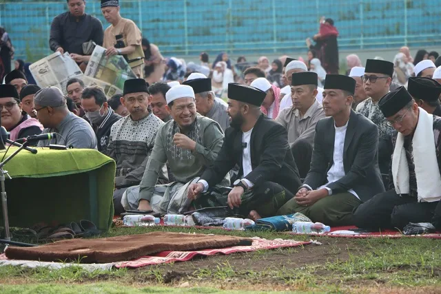 Wakil Wali Kota Batu Heli Suyanto mengikuti salat id di Stadion Brantas. Foto: Prokopim KWB