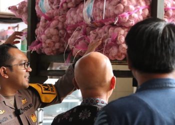 Kapolres Batu AKBP Andi Yudha Pranata saat meninjau stabilitas harga komoditas bapokting termasuk bawang putih. Foto: Azmy