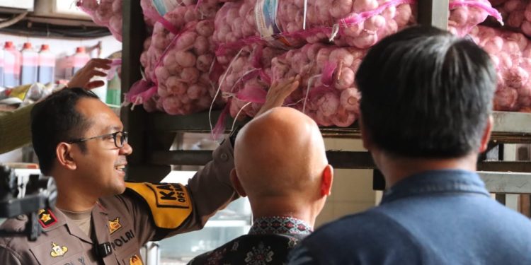 Kapolres Batu AKBP Andi Yudha Pranata saat meninjau stabilitas harga komoditas bapokting termasuk bawang putih. Foto: Azmy
