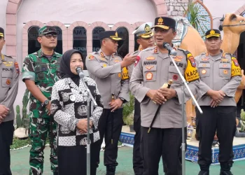 Kapolda Jawa Timur, Irjen Pol Nanang Avianto saat memberikan keterangan pada media di Posyan Karanglo. Foto: Aisyah Nawangsari Putri