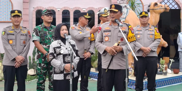 Kapolda Jawa Timur, Irjen Pol Nanang Avianto saat memberikan keterangan pada media di Posyan Karanglo. Foto: Aisyah Nawangsari Putri