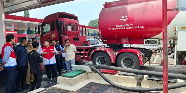 Tim gabungan melakukan sidak di SPBU yang ada di Kecamatan Bululawang. Foto: Aisyah Nawangsari Putri