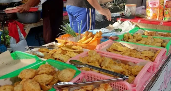 Daya tarik dan menu kuliner di Pasar Takjil Sawojajar yang wajib dicoba./Foto: Google Review Pasar Takjil Sawojajar.