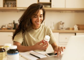 PHM ungkap manfaat penggunaan produk herbal dibandingkan obat kimia dalam upaya menjaga kondisi kesehatan masyarakat. /Foto: Freepik.com/Shurkin_son.
