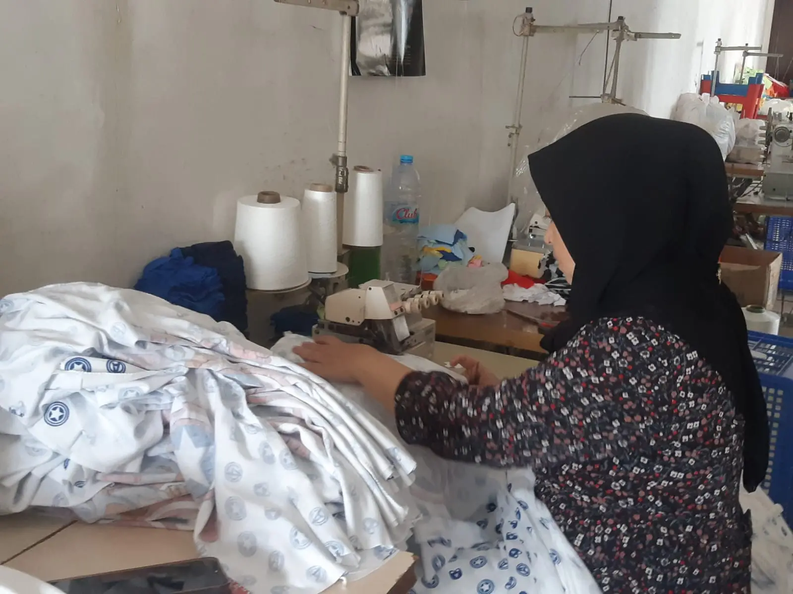 Aktivitas karyawan usaha pakaian anak milik Alexander Tantono. (Foto/M Sholeh)