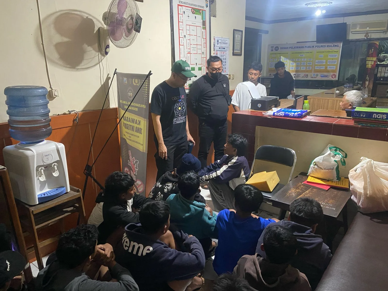 18 remaja yang melakukan perang sarung diamankan dan diberi pembinaan. Foto: Polres Malang