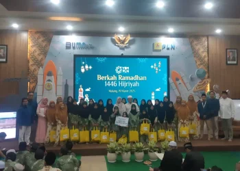 PLN UP3 Malang menggelar bakti sosial dalam momentum bulan suci Ramadan 2025. (Foto/M Sholeh)