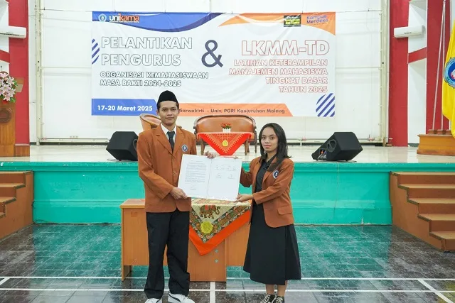 Penyerahan simbolik SK kepengurusan baru Ormawa Unikama 2024-2025./Foto: Dok. Unikama.