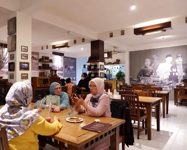 Rumah Makan Inggil./Foto: Google Review/Aziza Zee.