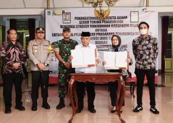 Penandatangan Berita Acara Serah Terima Pengelolaan Stadion Kanjuruhan. Foto: Pemkab Malang