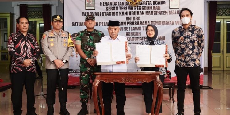 Penandatangan Berita Acara Serah Terima Pengelolaan Stadion Kanjuruhan. Foto: Pemkab Malang