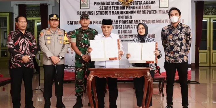 Penandatangan Berita Acara Serah Terima Pengelolaan Stadion Kanjuruhan. Foto: Pemkab Malang
