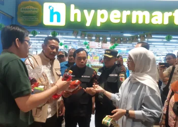 Wali Kota Malang, Wahyu Hidayat mengecek masa kadaluarsa produk yang dikemas dalam paket parsel lebaran. (Foto/M Sholeh)