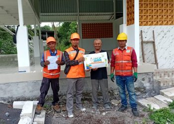 Simbolis penyerahan program pasang baru listrik gratis dari PLN. (Foto/dok.)