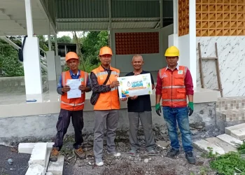 Simbolis penyerahan program pasang baru listrik gratis dari PLN. (Foto/dok.)
