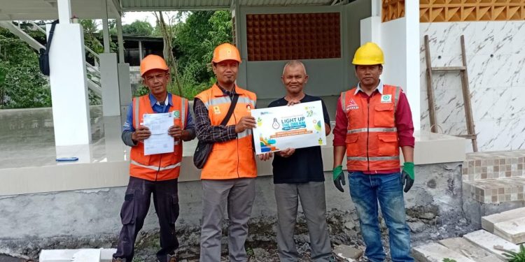 Simbolis penyerahan program pasang baru listrik gratis dari PLN. (Foto/dok.)