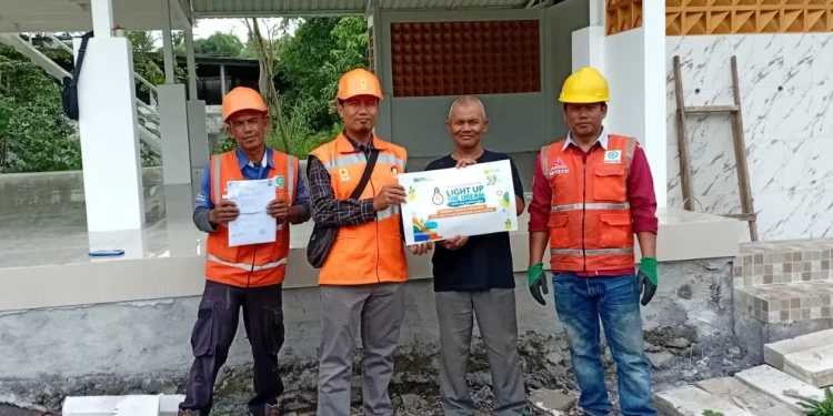 Simbolis penyerahan program pasang baru listrik gratis dari PLN. (Foto/dok.)
