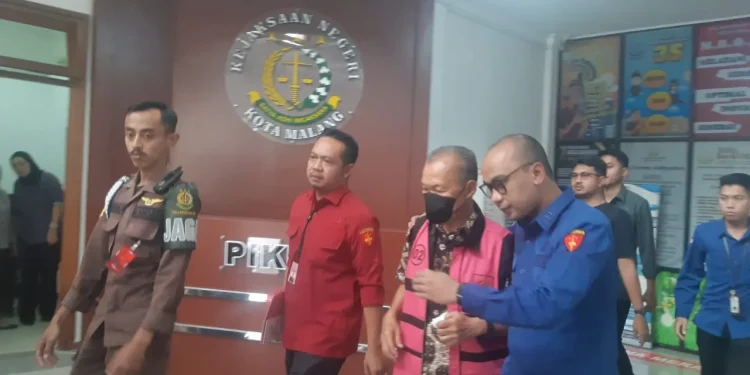 Penyidik Kejari Kota Malang memindahkan tersangka ke Lapas Kelas I Malang. (Foto/M Sholeh)
