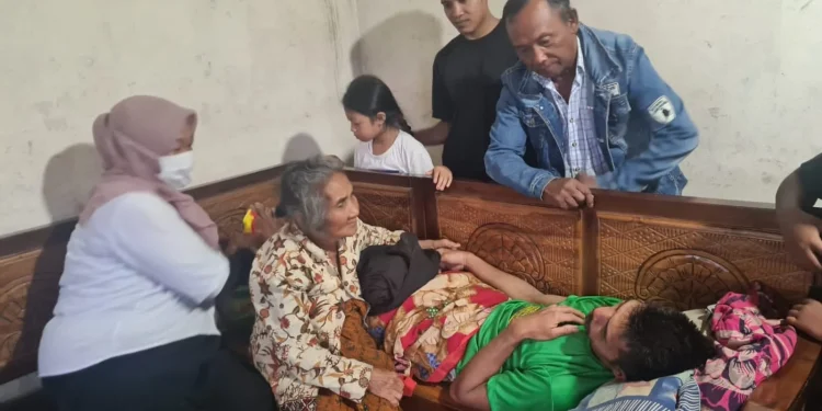 Survivor pria hilang di hutan Kasembon, Malang ditemukan dan kini sudah mendapat perawatan dari keluarga. Foto: Dok.
