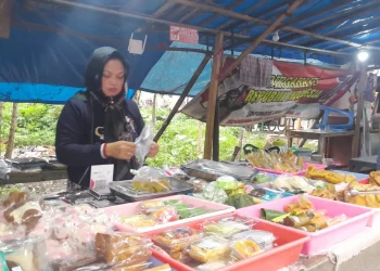 Pedagang Pasar Takjil Kapi Sraba Malang mengeluh sepi pembeli karena faktor ekonomi dan cuaca. /Foto: Tugumalang.id/Bagus Rachmad Saputra.