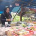 Pedagang Pasar Takjil Kapi Sraba Malang mengeluh sepi pembeli karena faktor ekonomi dan cuaca. /Foto: Tugumalang.id/Bagus Rachmad Saputra.