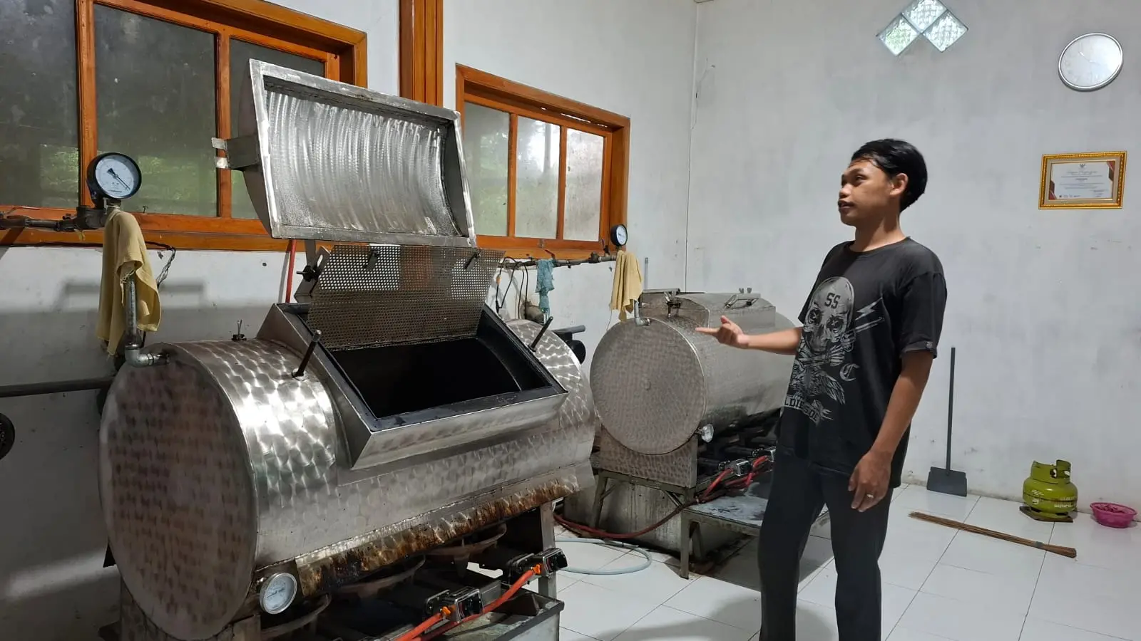 Zudan menujukkan mesim vacuum frying yang digunakam untuk membuat rambak pisang. Foto: Aisyah Nawangsari Putri