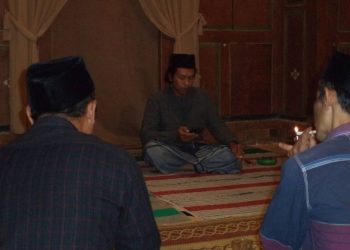 Kajian malam membahas kitab “kopi dan rokok” di Pesantren Karanggenting Kota Malang. (Foto: Muhammad Veri/ Magang)