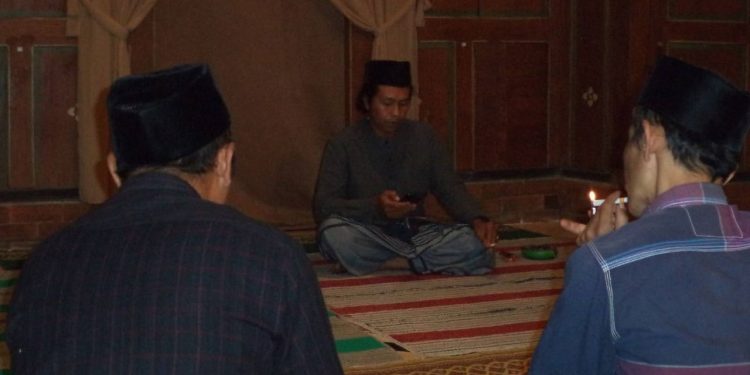 Kajian malam membahas kitab “kopi dan rokok” di Pesantren Karanggenting Kota Malang. (Foto: Muhammad Veri/ Magang)