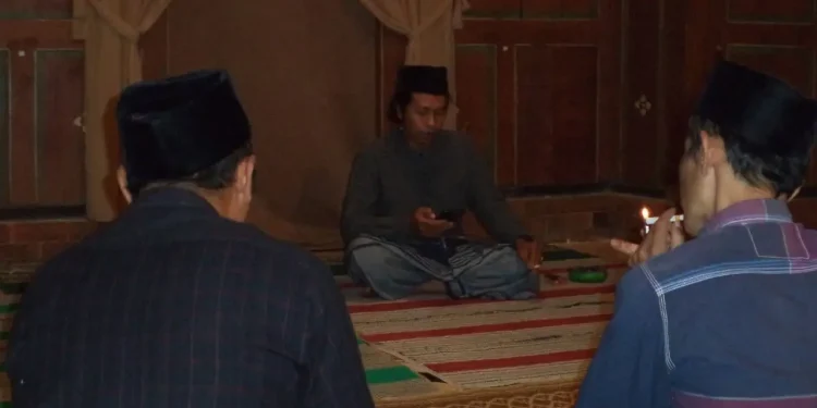 Kajian malam membahas kitab “kopi dan rokok” di Pesantren Karanggenting Kota Malang. (Foto: Muhammad Veri/ Magang)