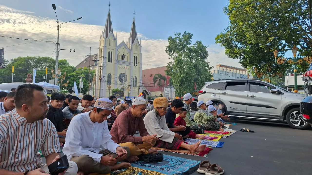 Suasana prosesi Salat Id di pelataran Gereja di Kota Malang. Foto: Azmy