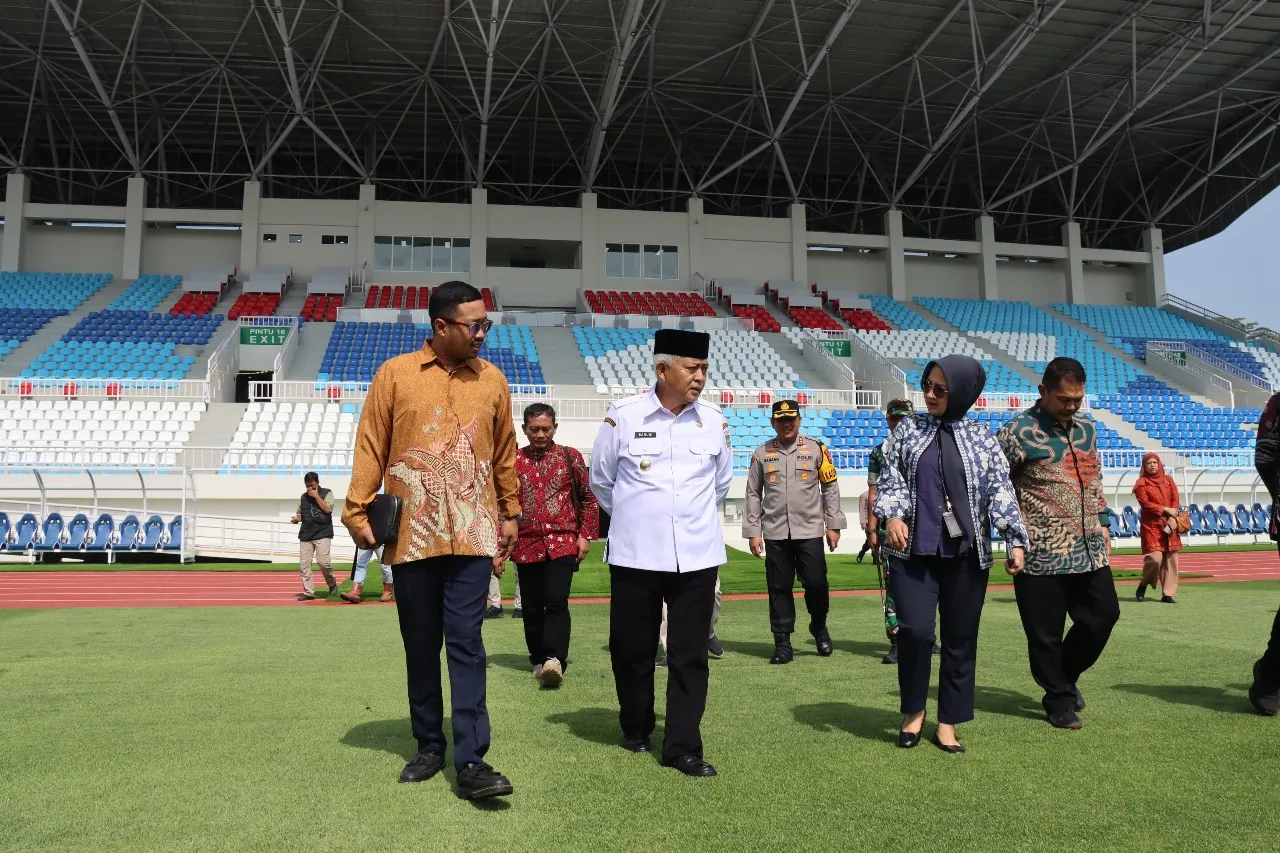 Bupati Malang, Kepala Satuan Kerja Pelaksanaan Prasarana Pemukiman Wilayah II Provinsi Jawa Timur, dan undangan lainnya saat meninjau Stadion Kanjuruhan. Foto: Pemkab Malang