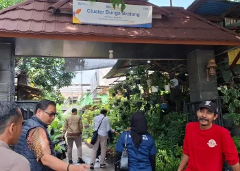 Pintu masuk Pasar Bunga Bratang Surabaya. Foto: Aisyah Nawangsari Putri