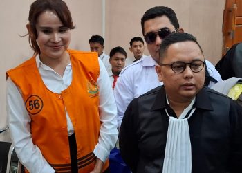 Isa Zega didampingi kuasa hukumnya, Fitra Romadoni Nasution. Foto: Aisyah Nawangsari Putri