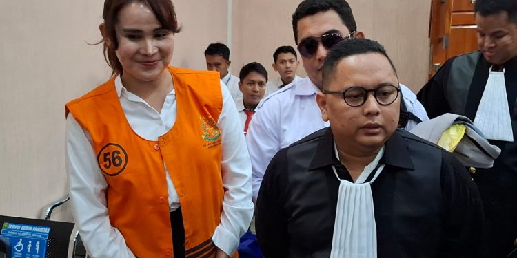 Isa Zega didampingi kuasa hukumnya, Fitra Romadoni Nasution. Foto: Aisyah Nawangsari Putri